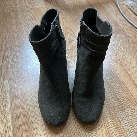 Violet and Red Jenna Olive Green Stacked Block Heeled Suede Bootie Size 7.5M - Picture 2 of 11